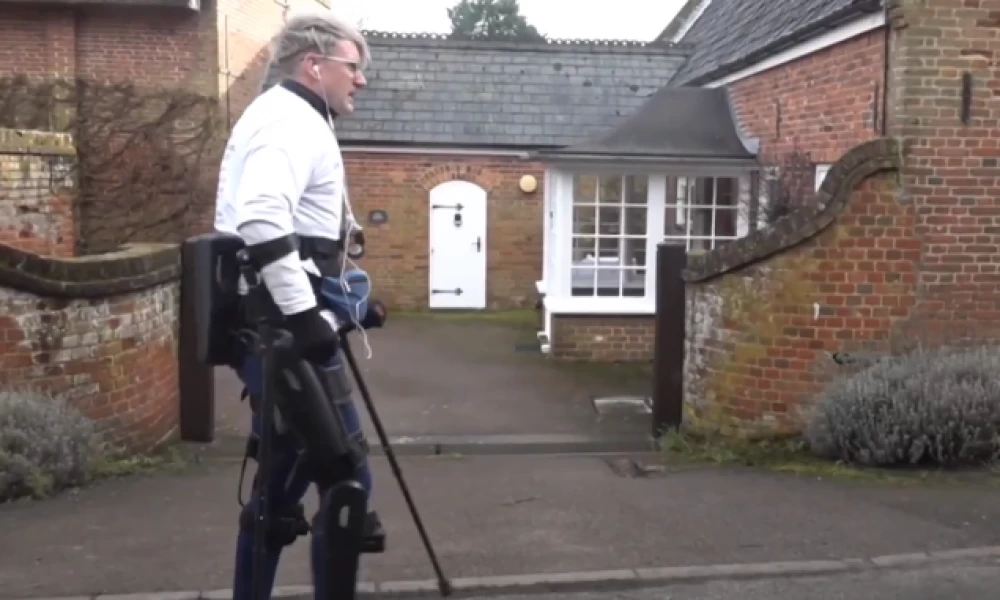 Παράλυτος λόγω όγκου στον εγκέφαλο περπατά 180 χιλιόμετρα